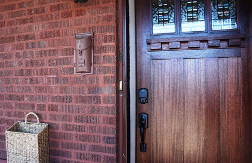 Chicago Apartment | Cozy Comfy Clean 420 Compliant FREE Parking QUIET Neighborhood A GUEST FAVORITE!