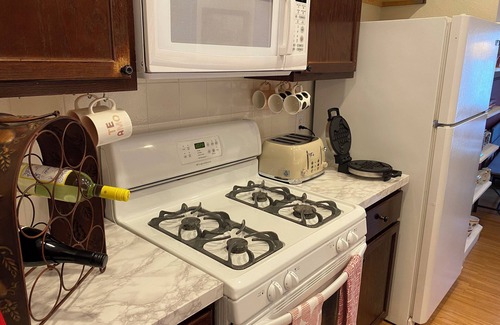 Montopolis House | Cozy Cottage Close to COTA, ACL, SXSW, kids welcome!