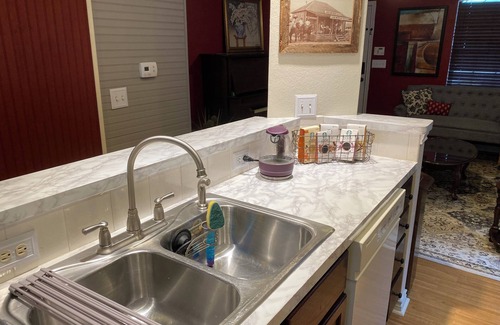 Montopolis House | Cozy Cottage Close to COTA, ACL, SXSW, kids welcome!