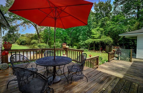 Abbeville House | Cozy Cottage in Historic District.