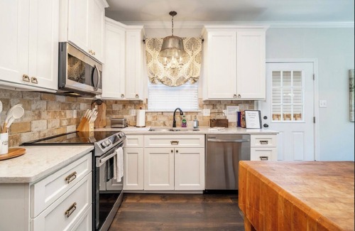 Mid America Cottage | Cozy Cottage Just Minutes from Oaklawn Racetrack & Casino