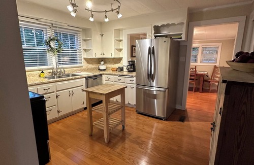 Sevierville Cottage | Cozy Cottage - Minutes from Attractions!