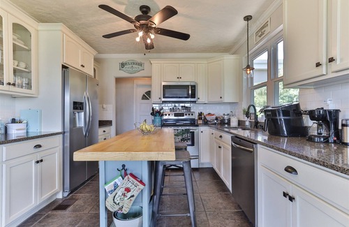Holly Hill Cottage | Cozy Cottage on the River