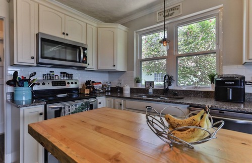 Holly Hill Cottage | Cozy Cottage on the River