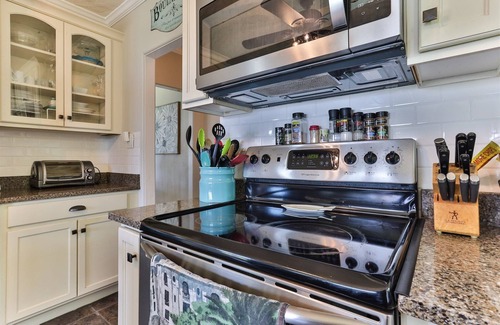 Holly Hill Cottage | Cozy Cottage on the River