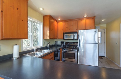 Mariposa Cottage | Cozy Cottage Retreat, Close to Yosemite, Beautiful Views, Hot Tub & More!