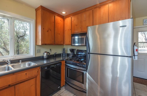 Mariposa Cottage | Cozy Cottage Retreat, Close to Yosemite, Beautiful Views, Hot Tub & More!