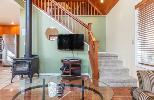 Mariposa Cottage | Cozy Cottage Retreat, Close to Yosemite, Beautiful Views, Hot Tub & More!