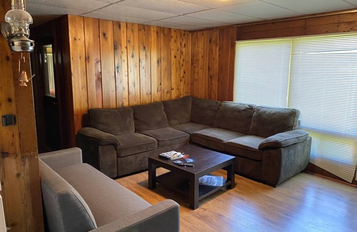 Innisfil Cottage | COZY COTTAGE WALKING DISTANCE TO LAKE SIMCOE & FRIDAY HARBOUR