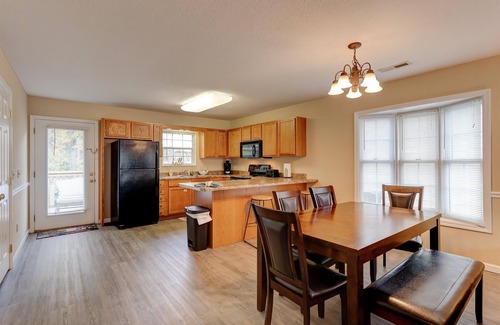 Pigeon Forge Cottage | Cozy Cottage -with Hot Tub & Pool in the Heart of Pigeon Forge close to Parkway!