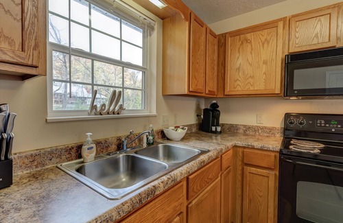Pigeon Forge Cottage | Cozy Cottage -with Hot Tub & Pool in the Heart of Pigeon Forge close to Parkway!