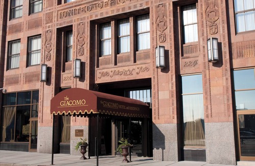 Downtown Niagara Falls Hotel | Cozy Deluxe King room in fabulous Niagara Falls with fitness center ,free WiFi