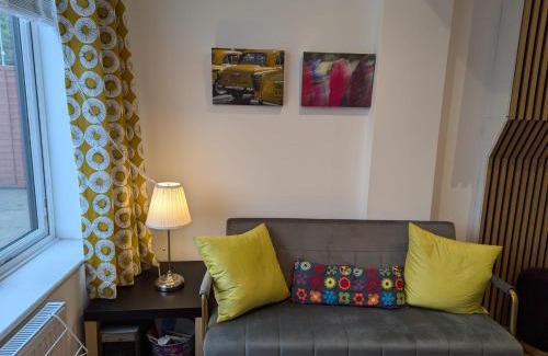 Hove House | Cozy En-Suite Room with Free Parking Included