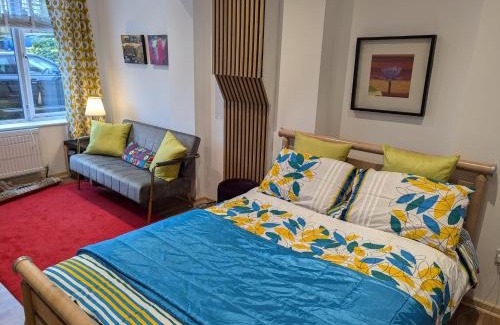 Hove House | Cozy En-Suite Room with Free Parking Included