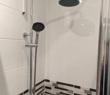 Hove House | Cozy En-Suite Room with Free Parking Included