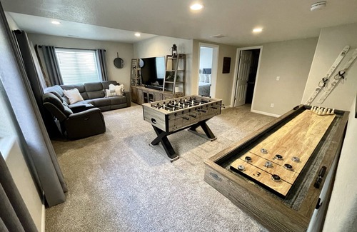 Village Seven House | Cozy Family Getaway in the Center of the Springs