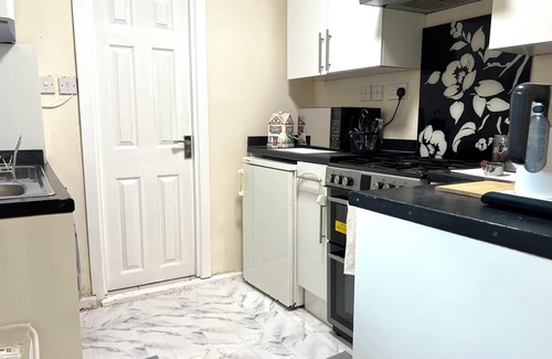 Heaton Apartment | Cozy Ground Flat - Free Parking.