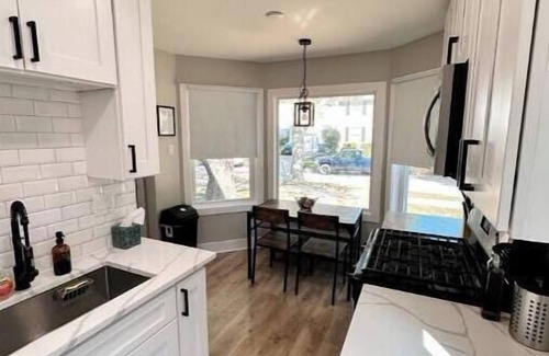 Des Plaines House | Cozy Home by O'Hare + EV Plug