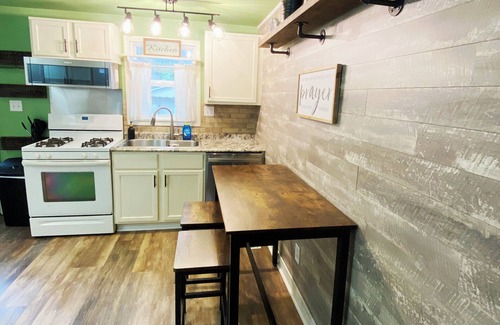 Buchanan County House | Cozy home in St. Joseph, MO that is centrally located to hospital & university!