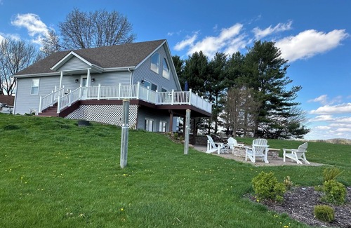 Apple River House | Cozy home with beautiful LAKE VIEW!