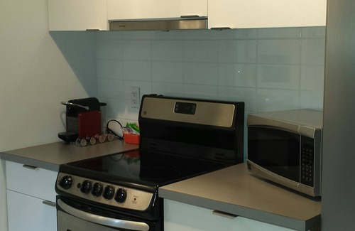 Riley Park House | Cozy Modern Suite In The Heart Of Main Street (MINIMUM 90 DAYS)