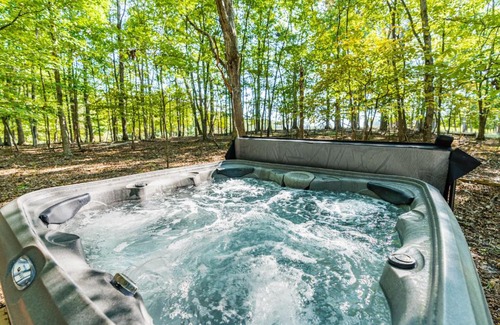 Berkeley Springs House | Cozy & Modern w Hot Tub, Fire Pit, Grill & Pond