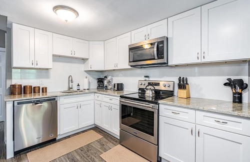 Berkeley Springs House | Cozy & Modern w Hot Tub, Fire Pit, Grill & Pond