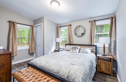Berkeley Springs House | Cozy & Modern w Hot Tub, Fire Pit, Grill & Pond