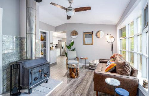 Berkeley Springs House | Cozy & Modern w Hot Tub, Fire Pit, Grill & Pond
