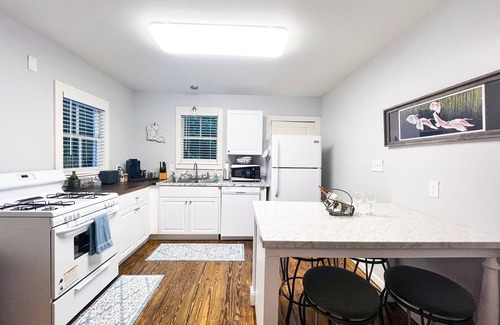 Lafayette Cottage | Cozy, Modern Waterfront Cottage + 2.5 acres on Bayou in the Heart of Lafayette