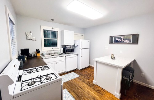 Lafayette Cottage | Cozy, Modern Waterfront Cottage + 2.5 acres on Bayou in the Heart of Lafayette