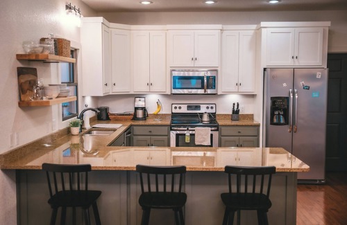 Franklin Cabin | Cozy Mountain Top 3-bedroom cabin in charming Franklin with WiFi, AC