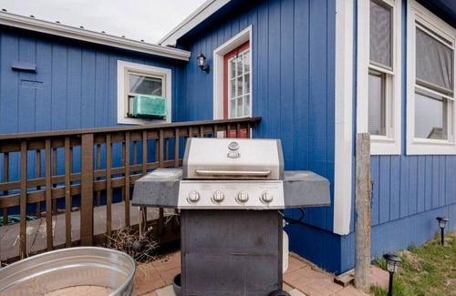 Peyton House | Cozy Mountain View Retreat + Pet Friendly