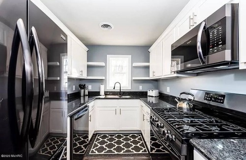 New Buffalo Cottage | Cozy New Buffalo cottage with hot tub & fire pit. Short walk to downtown!