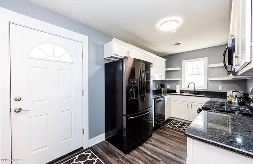New Buffalo Cottage | Cozy New Buffalo cottage with hot tub & fire pit. Short walk to downtown!