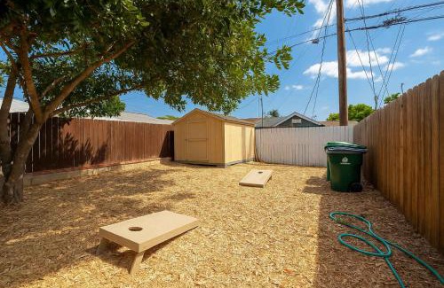 City Heights House | Cozy Pet Friendly Escape with Outdoor Dining
