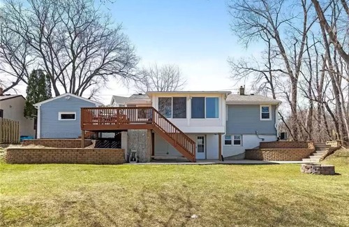 Roseville House | Cozy Private House W/Beautiful View of Lake Owasso!