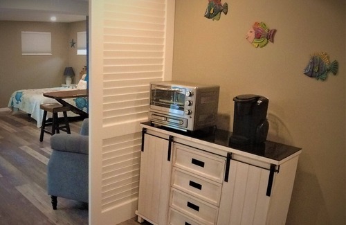 Stuart Cottage | Cozy, private, tropical cottage studio close to beach, stores, and restaurants.