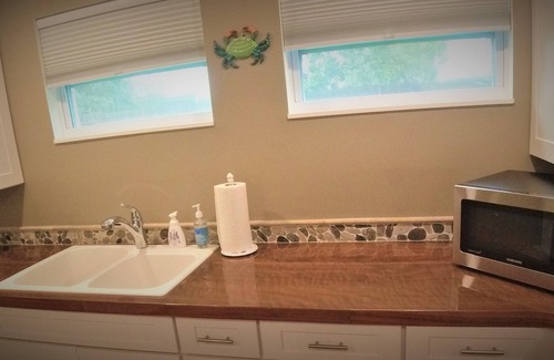 Stuart Cottage | Cozy, private, tropical cottage studio close to beach, stores, and restaurants.