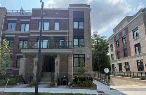 Richmond Hill Bed & Breakfast | Cozy room in Smart Home with Private Bath near Wonderland, central Richmond Hill, home made Breakfast options