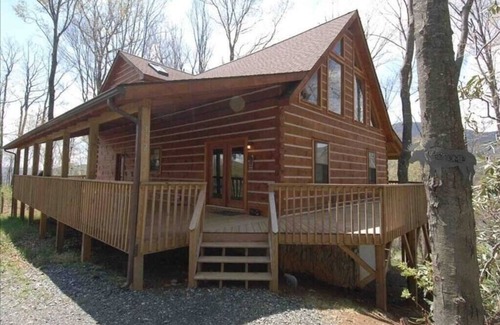 West Jefferson House | Cozy Secluded Family Retreat, Pet Friendly, Fast Wifi 15 Mins to Downtown WJ
