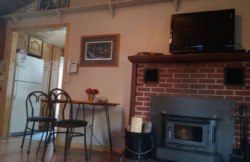 Deadwood Cabin | COZY STREAM-SIDE CABIN CENTRALLY LOCATED IN THE NORTHERN BLACK HILLS