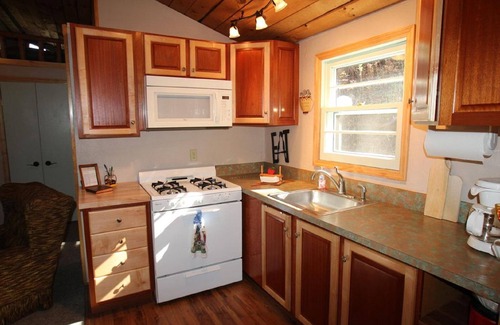 Deadwood Cabin | COZY STREAM-SIDE CABIN CENTRALLY LOCATED IN THE NORTHERN BLACK HILLS