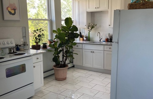 North Side Apartment | Cozy suburban apartment just 30 minutes from Manhattan