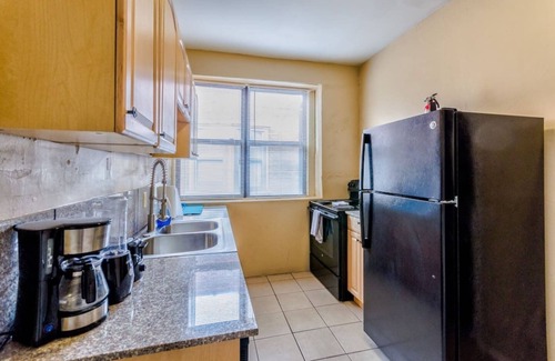 DeBaliviere Place Condo | Cozy Suite with King + Queen beds- Steps to MetroLink + Off-Street Parking