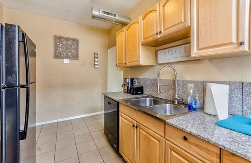 DeBaliviere Place Condo | Cozy Suite with King + Queen beds- Steps to MetroLink + Off-Street Parking