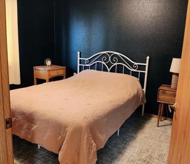Pinnacles Entrance Badlands House | Cozy town house in Wall!