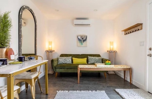 Venice Cottage | Cozy Venice Guest House ~ 1 bed 1 bath Very Private Courtyard & Entry
