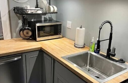 Detroit Apartment | Cozy Work-From-Home Haven