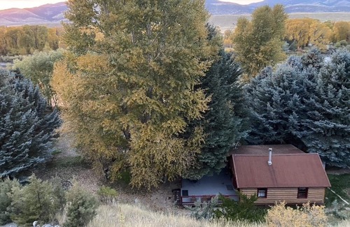 Livingston Cabin | Crabapple Cabin-Secluded Cabin on the Banks of the Yellowstone River